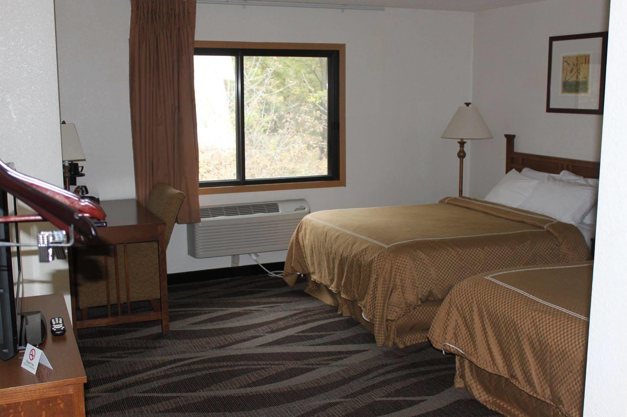 Boarders And By Cobblestone - Hotel 2*