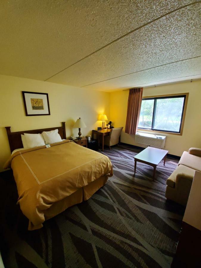 Boarders And By Cobblestone - Hotel 2*